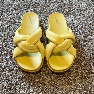 NWOT Universal Threads sandals